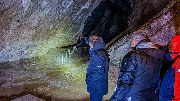 Vali Hacıbektaşoğlu, Zonguldak'taki sağanak sonrası sahada inceleme yaptı