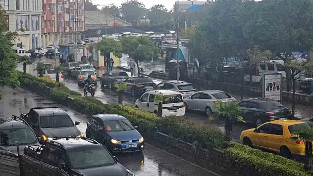 Valilik uyardı, sağanak yağış Zonguldak'ta vatandaşlara zor anlar yaşattı