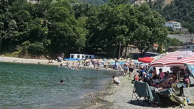 Vatandaşlar sıcak havada deniz keyfi yaşadı