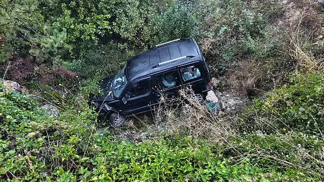 Yağış nedeniyle kontrolden çıkan hafif ticari araç şarampole uçtu: 1 yaralı