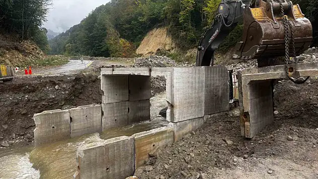 Yağışlarda çöken yolun alt yapısı güçlendirildi