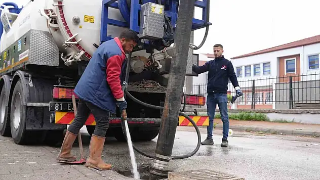 Yağışlarla birlikte mazgallar temizleniyor