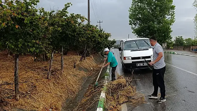 Yağmur suyu kanalları temizleniyor
