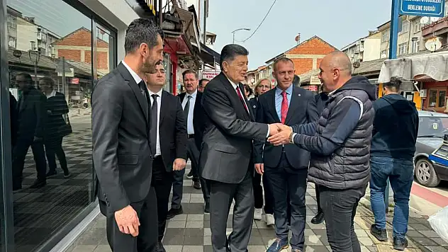 Yalçınkaya vatandaşlarla bir arada