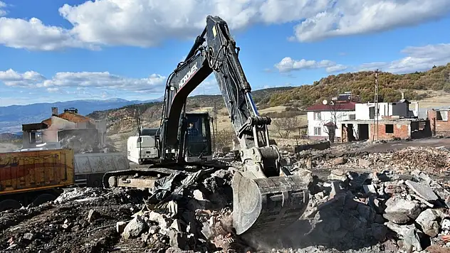 Yanan 53 evin enkazı kaldırılıyor