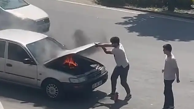 Yanan otomobili duyarlı vatandaşlar söndürdü
