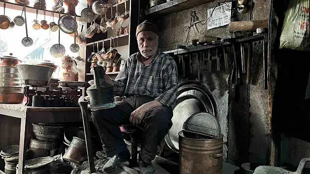 Unutulmaya yüz tutan mesleğini aşkla yapıyor