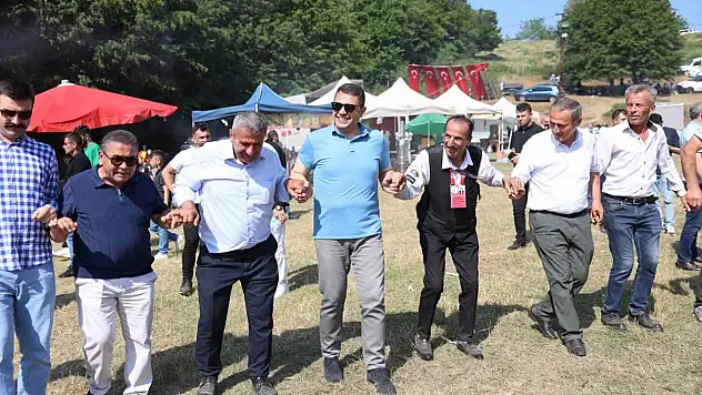 Yayla şenliklerinde Vali Aslan horon oynadı