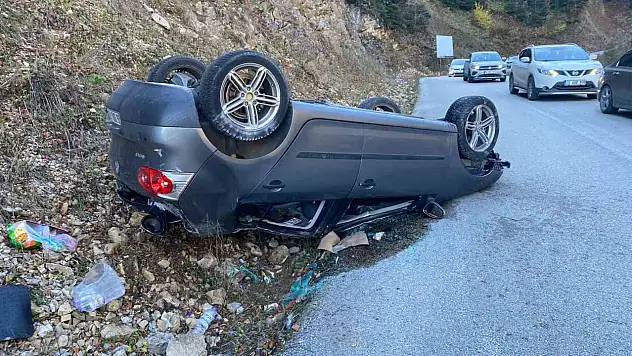 Yedigöller'de gizli buzlanma otomobili tepetaklak yaptı: 2 yaralı