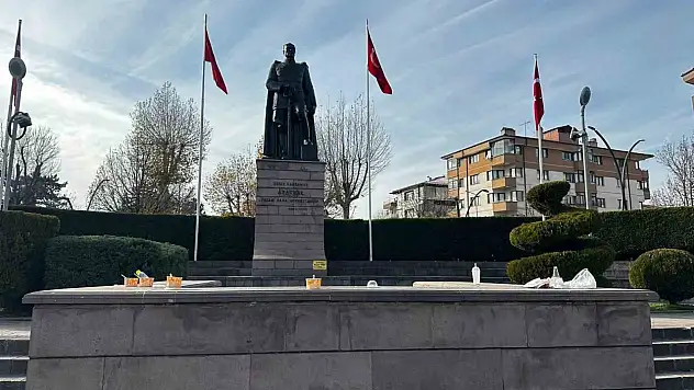 Yediler içtiler, sokakta çöplerini bıraktılar