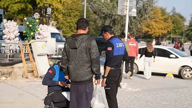 Yere sigara izmariti atanlara ceza kesildi