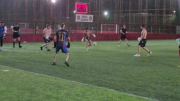 Yeşil sahaya boks eldivenleriyle çıktılar
