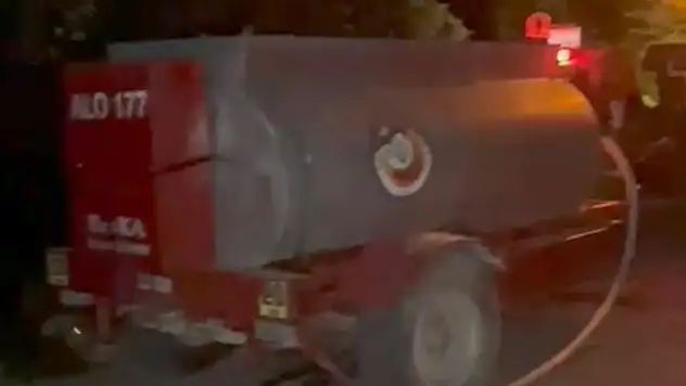 Yol kenarına atılan çöpler yangına neden oldu