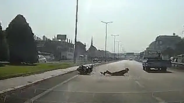 Yola bir anda çıkan çekiciye motosiklet çarptı