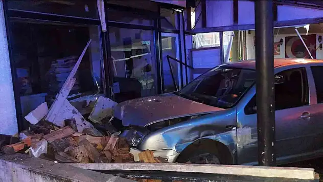 Yoldan çıkıp 2 iş yerine çarptı : 1 yaralı