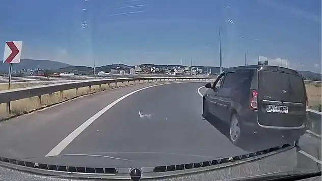 Yolu şaşıran sürücü ters şeritten geri geldi o anlar araç içi kamerasına yansıdı