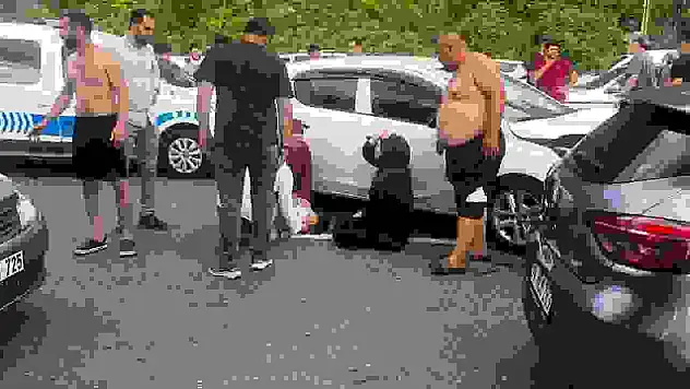 Yolun karşısına geçerken otomobilin çarptığı baba ve oğlu ağır yaralandı