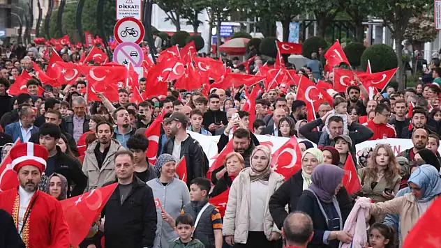 Yüzlerce Bolulu 200 metrelik Türk bayrağı eşliğinde yürüdü