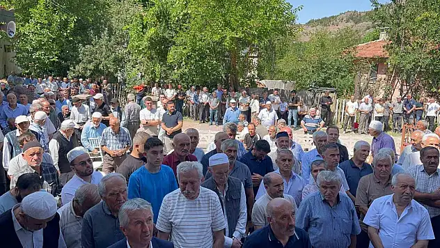 Yüzlerce vatandaş yağmur için ellerini semaya açtı