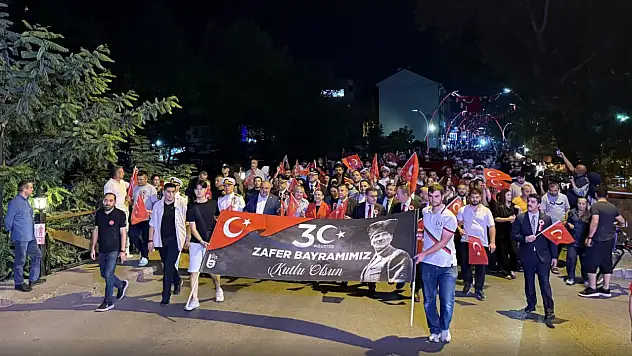 Zafer Bayramı coşkusu fener alayı yürüyüşü ile taçlandı
