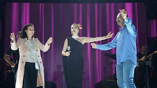 Zafer Bayramı ve festival coşkusu bir arada yaşatıldı: Ebru Yaşar kulakların pasını sildi