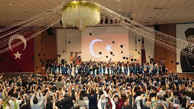 Mezunlarını geleceğe uğurladı