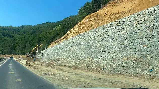 Zonguldak-Ereğli yolundaki heyelan sonrası çalışmalar devam ediyor