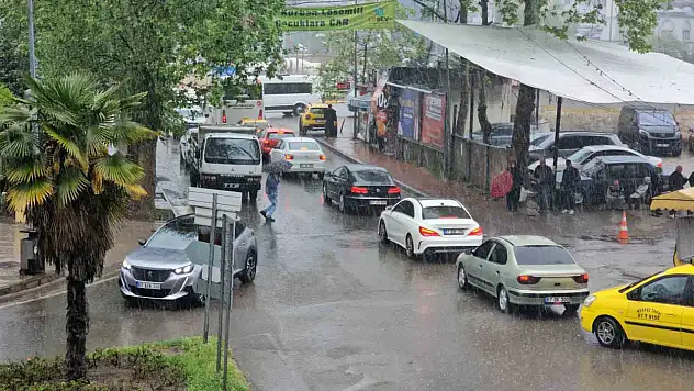 Zonguldak kent merkezinde yağış etkili oldu
