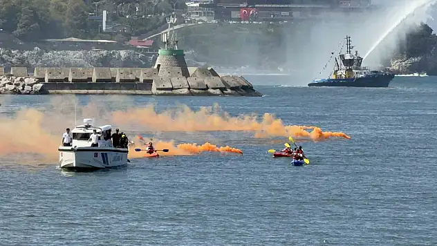 Zonguldak Limanı'nda 30 Ağustos şöleni: Römorkörlerden görsel şov