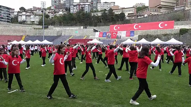 Zonguldak'ta 630 öğrenci ve öğretmen zeybek oynadı