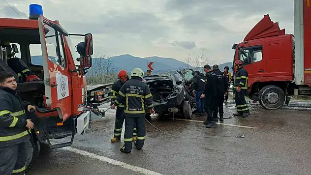 Zonguldak'ta aracıyla kamyona çarpan polis sürücü ağır yaralandı