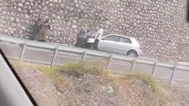 Bariyere çarpan otomobildeki yolcu yaralandı