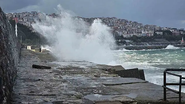 Zonguldak'ta dalgalar 7 metrelik liman duvarını aştı