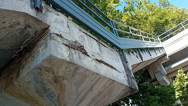 Hasar gören üst geçit, yaya ve araçları tedirgin ediyor