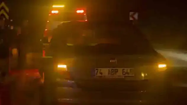İki araç kavşakta çarpıştı