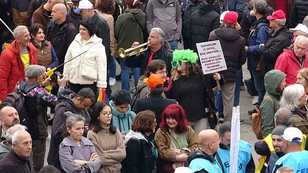 Zonguldak'ta işçiler 1 Mayıs kortejini demir kaynağı yaparken izledi