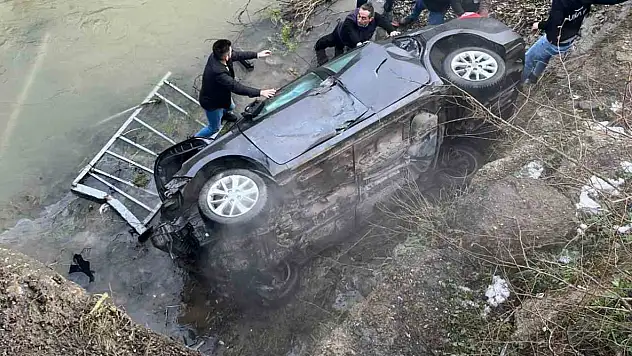 Zonguldak'ta kontrolden çıkan otomobil 20 metreden dereye uçtu 1 yaralı