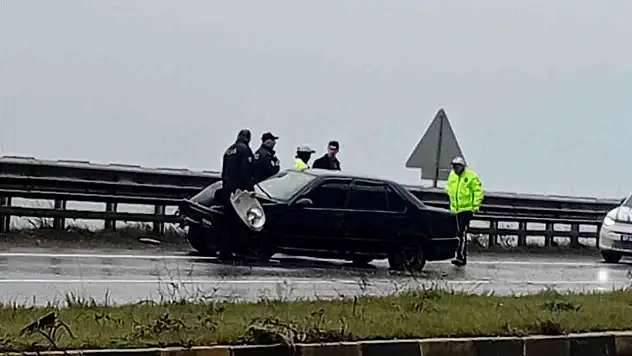 Zonguldak'ta otomobil bariyere çarptı 1 yaralı