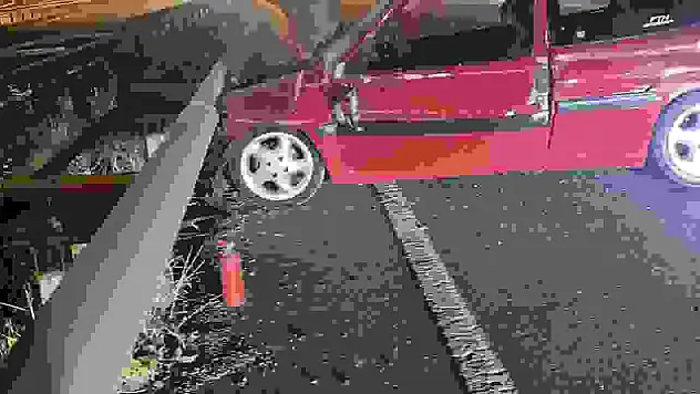 Otomobil bariyerlere çarptı: 1 yaralı