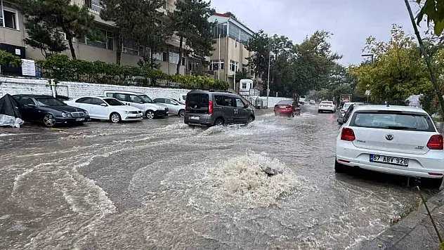 Zonguldak'ta sağanak nedeniyle yollar göle döndü, motokuryelerin trafiğe çıkışı yasaklandı
