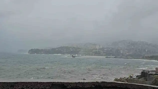 Zonguldak'ta sağanak ve fırtına: Liman sarıya büründü