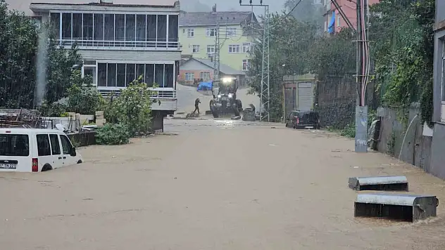 Zonguldak'ta sağanak yolları göle çevirdi: Metrekareye 80 kilogram yağış