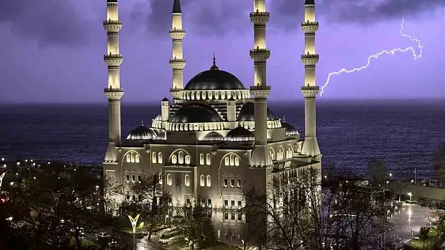 Zonguldak'ta şimşekler geceyi aydınlattı