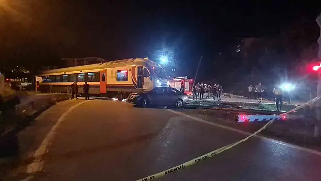 Yolcu treni otomobille çarpıştı: 5 yaralı