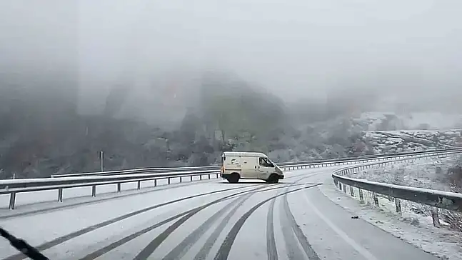 Amasra'da kar yağışı sürücülere zor anlar yaşattı