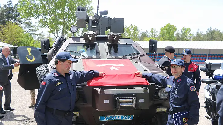 1 günlüğüne asker olan özel bireylere davul zurnalı asker konvoyu