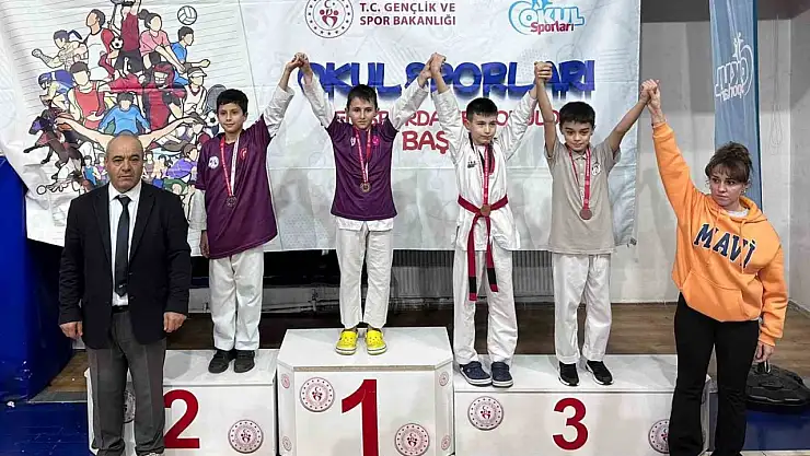 130 sporcu madalya için ter döktü