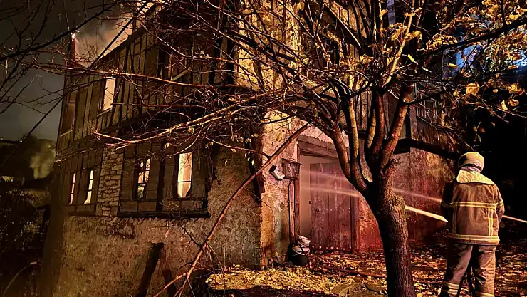 150 yıllık tarihi konakta çıkan yangın söndürüldü
