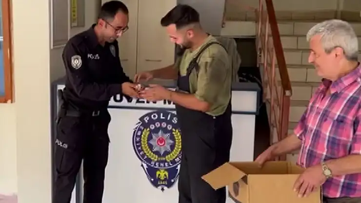Kayıp olan muhabbet kuşu, yakalanarak sahibine teslim edildi
