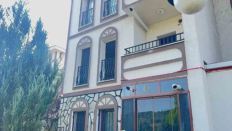 Anne ve anneannesini baltayla parçaladı